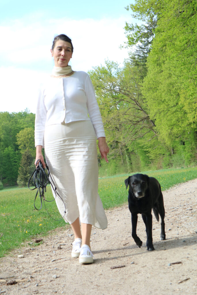 Katharina Sonnenwald führt einen Hund mithilfe der RFH-Methode.