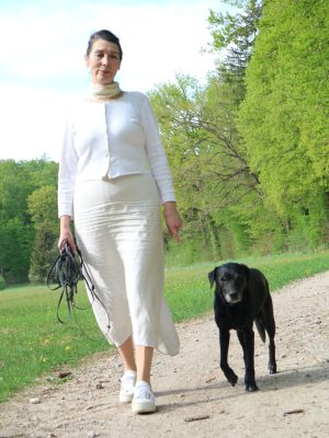 Katharina Sonnenwald führt einen Hund mithilfe der RFH-Methode.