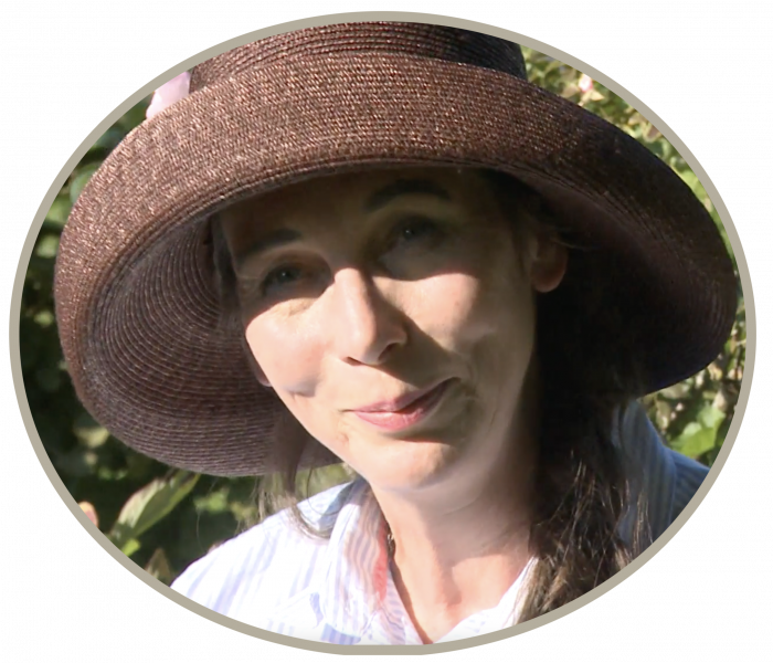 Katharina Sonnenwald mit Hut.